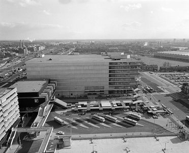 58879 Overzicht van het Jaarbeursplein te Utrecht; vanaf het Holiday Inn Hotel (Jaarbeursplein 24), met het ...